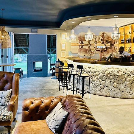 Toshari Lodge Okaukuejo Bagian luar foto
