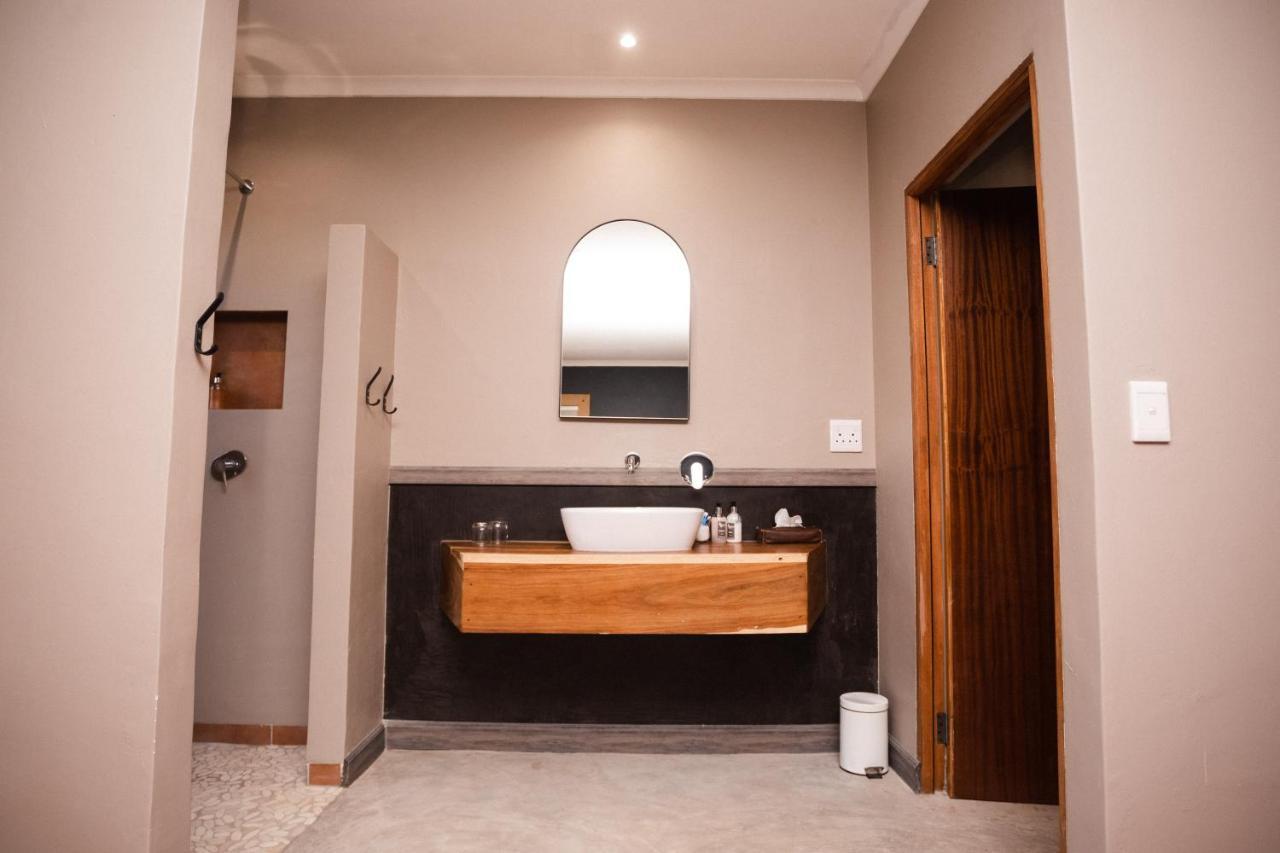 Toshari Lodge Okaukuejo Bagian luar foto