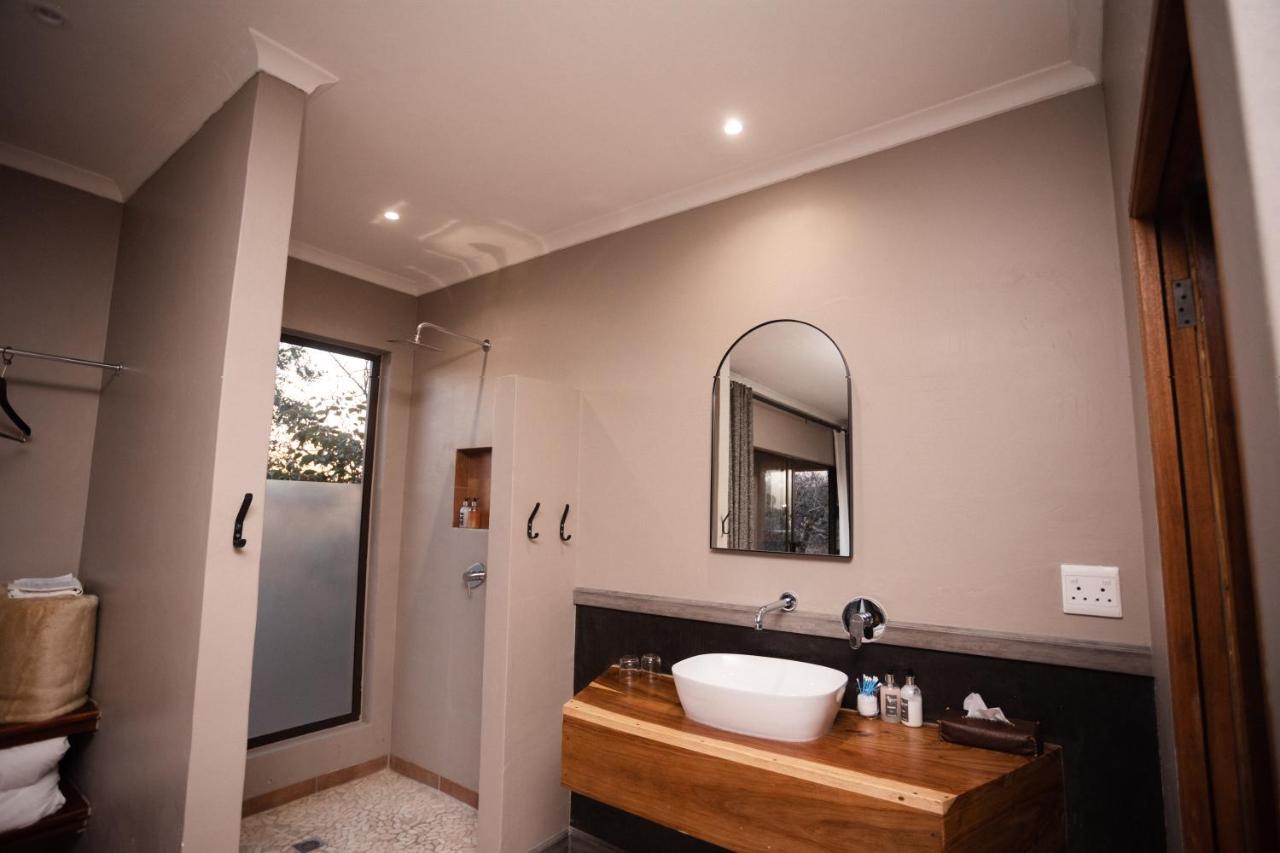 Toshari Lodge Okaukuejo Bagian luar foto