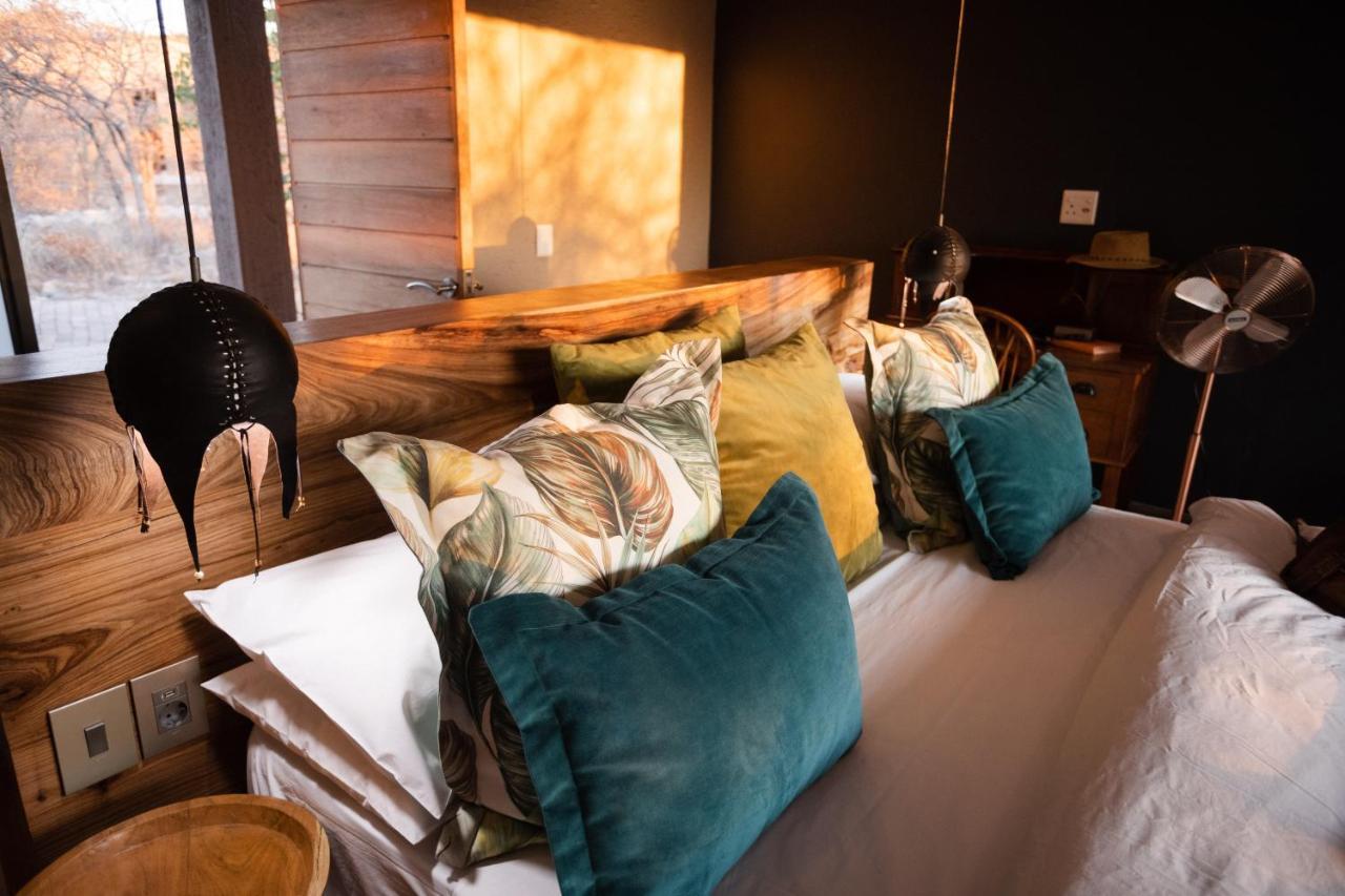 Toshari Lodge Okaukuejo Bagian luar foto