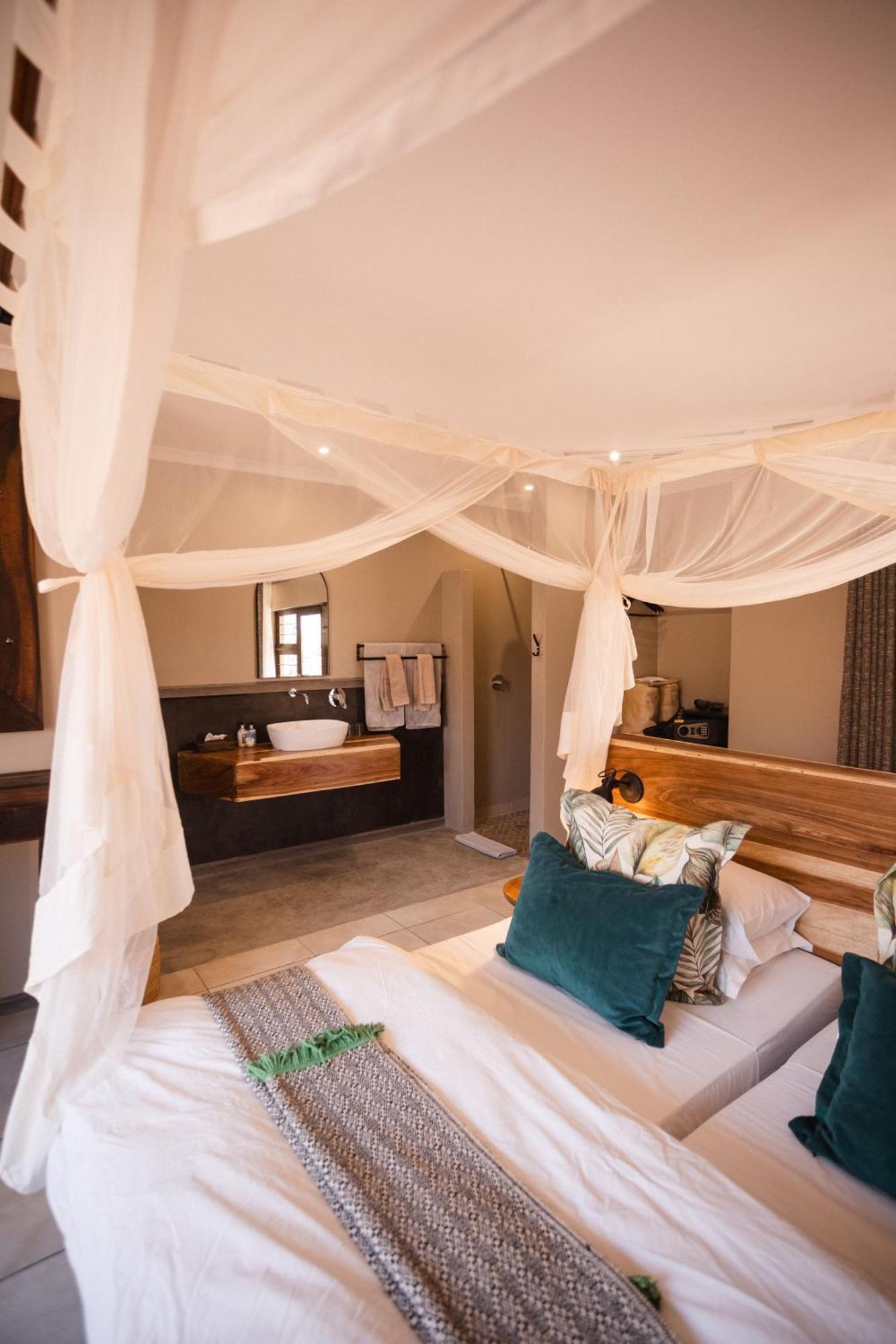 Toshari Lodge Okaukuejo Bagian luar foto