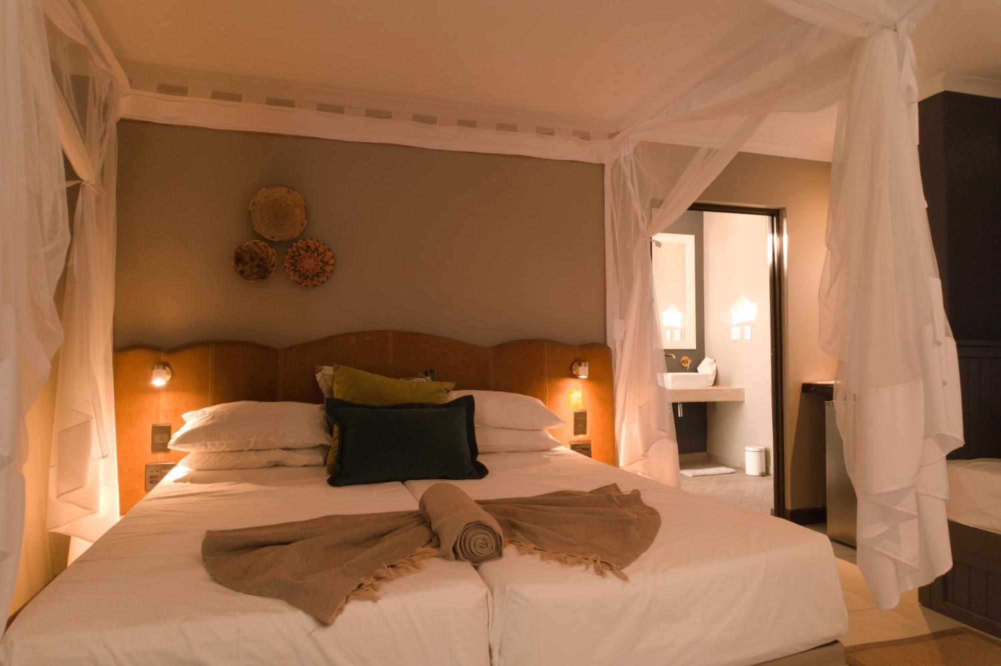 Toshari Lodge Okaukuejo Bagian luar foto