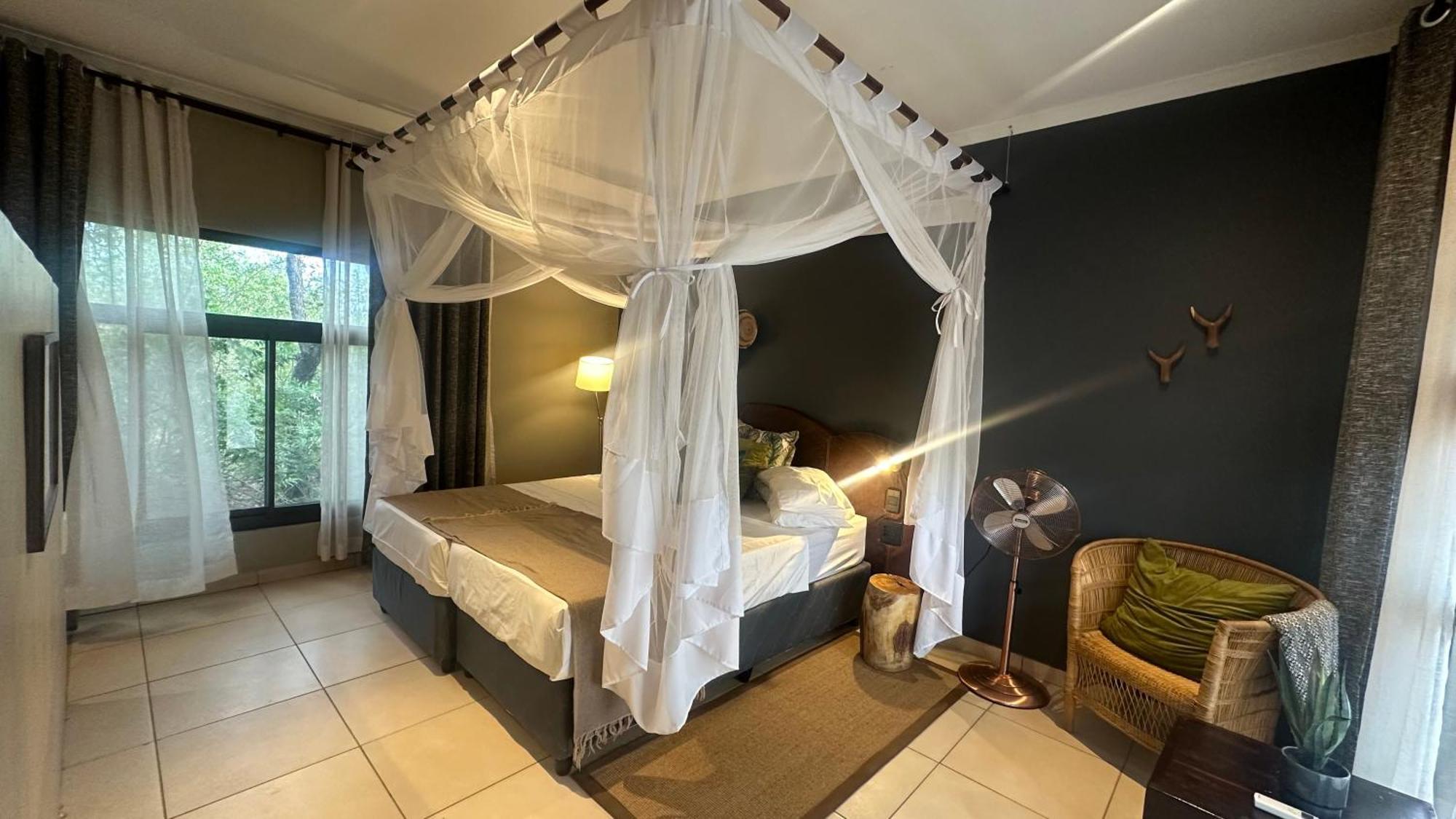 Toshari Lodge Okaukuejo Bagian luar foto