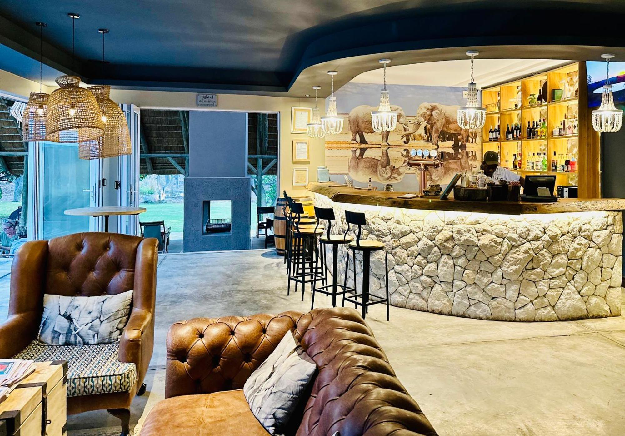 Toshari Lodge Okaukuejo Bagian luar foto