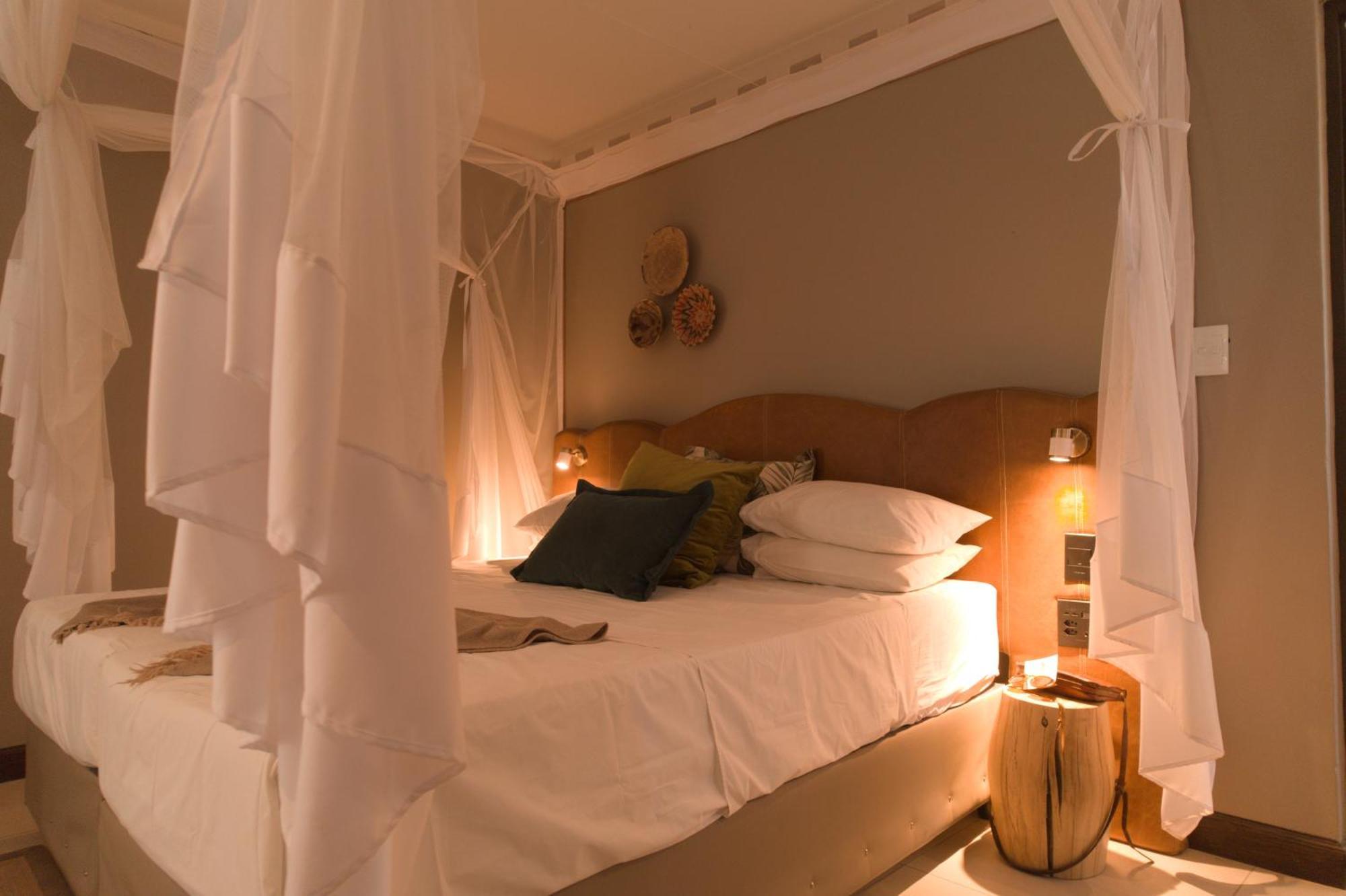 Toshari Lodge Okaukuejo Bagian luar foto