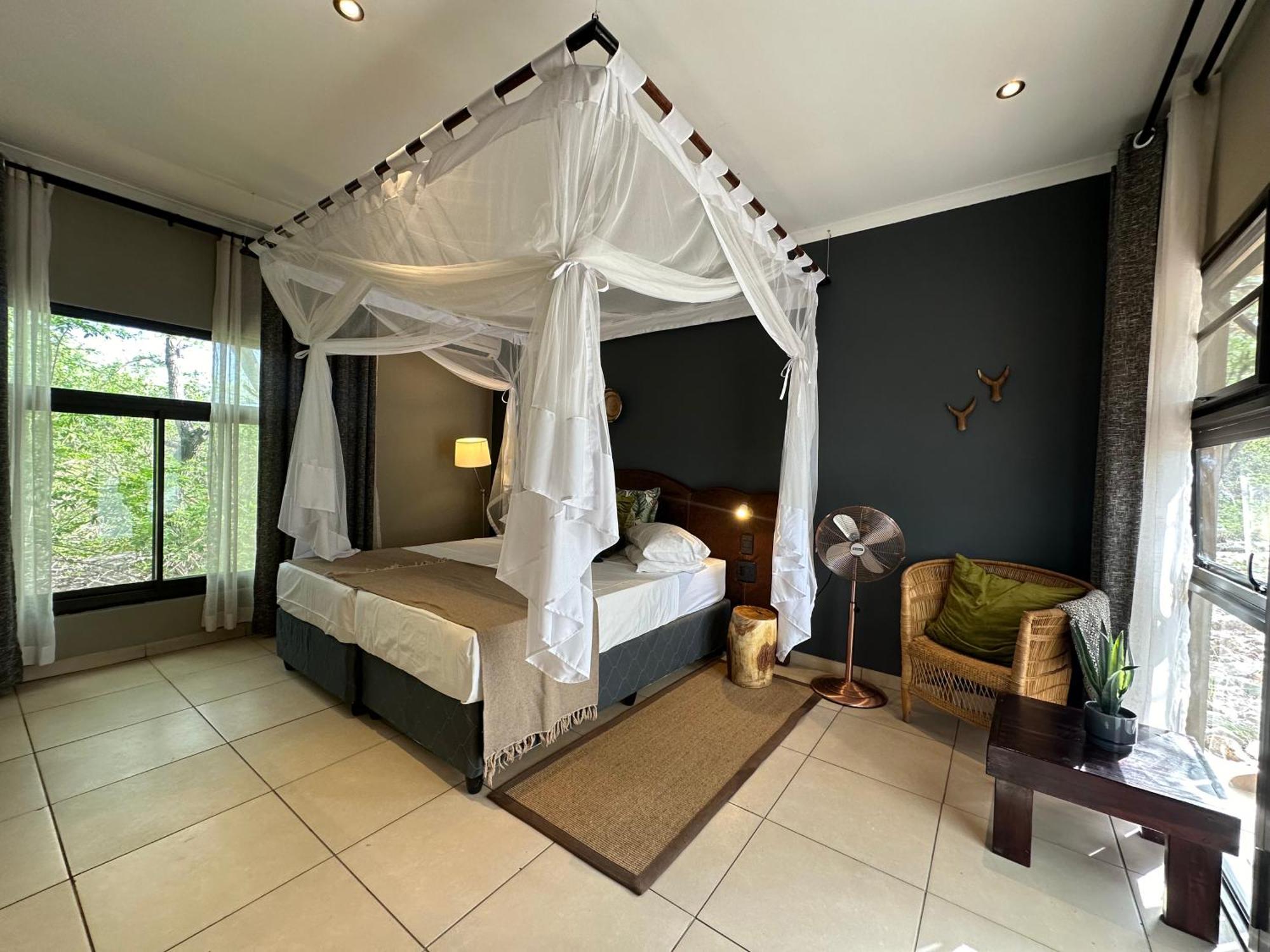Toshari Lodge Okaukuejo Bagian luar foto