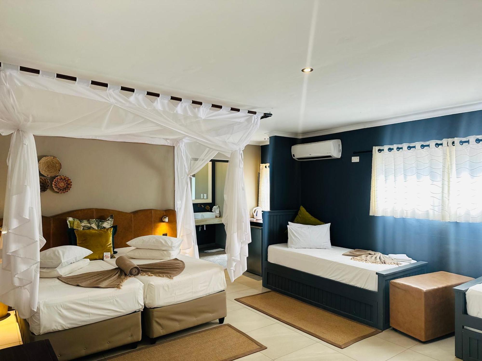 Toshari Lodge Okaukuejo Bagian luar foto