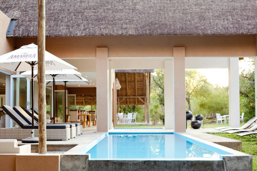 Toshari Lodge Okaukuejo Bagian luar foto