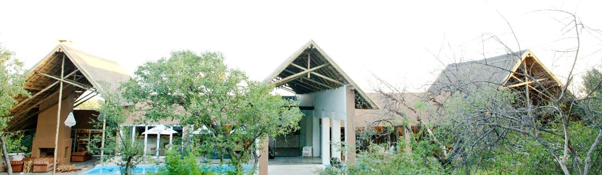 Toshari Lodge Okaukuejo Bagian luar foto