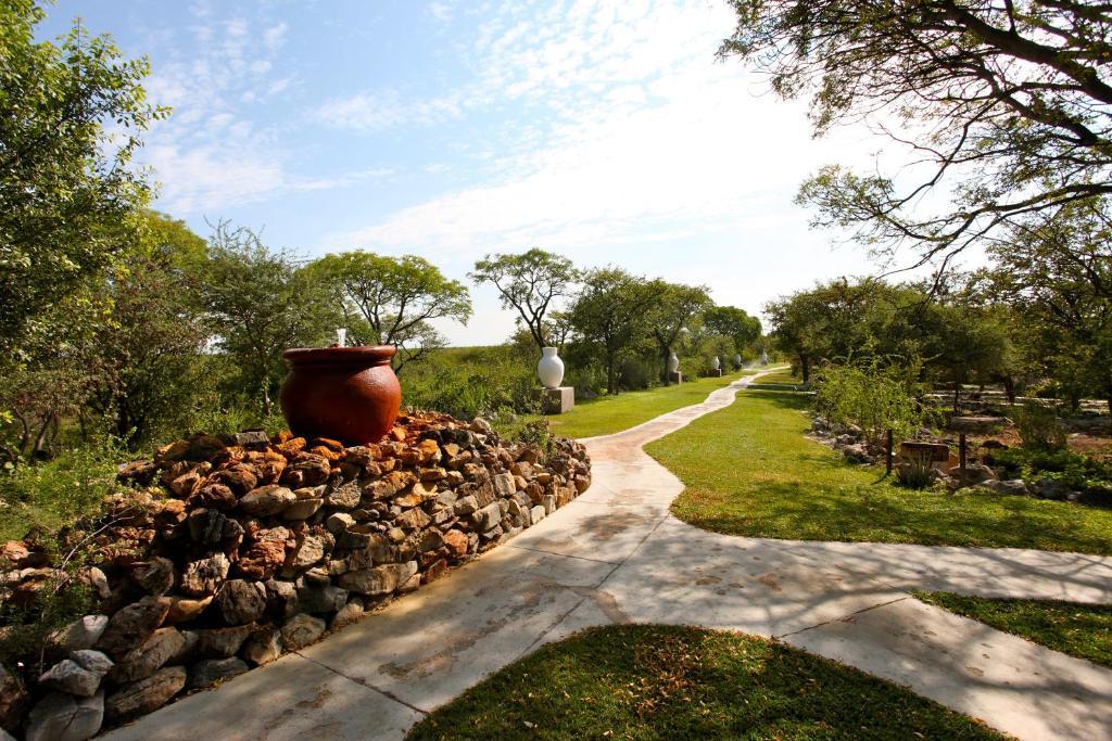 Toshari Lodge Okaukuejo Bagian luar foto