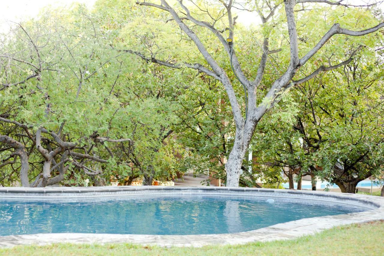 Toshari Lodge Okaukuejo Bagian luar foto