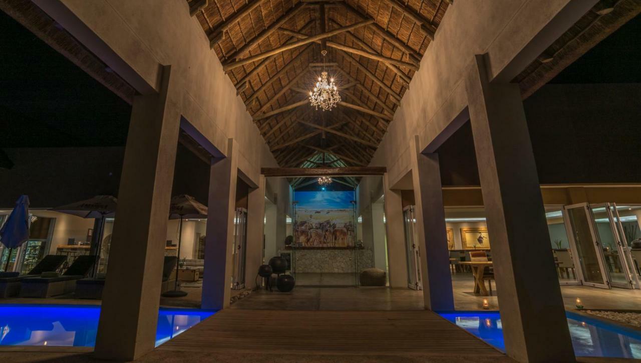 Toshari Lodge Okaukuejo Bagian luar foto